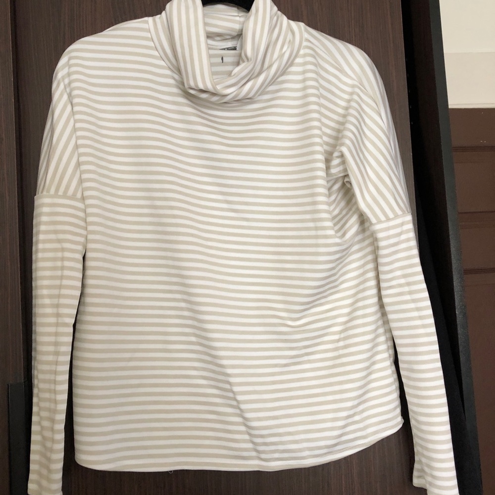 Workout sweater with loose turtleneck